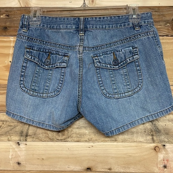 Union Bay size 5 Blue Denim Mid-rise 3” Inseam Shorts with Button Back Pockets - Picture 7 of 11